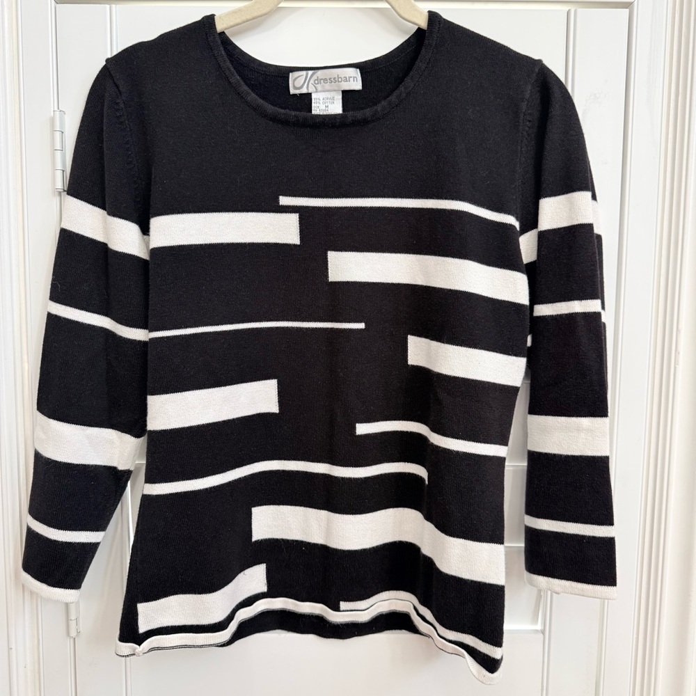 3/$10 🛒🛍️ Dressbarn Modern Black and White Patterned Sweater - Size Medium